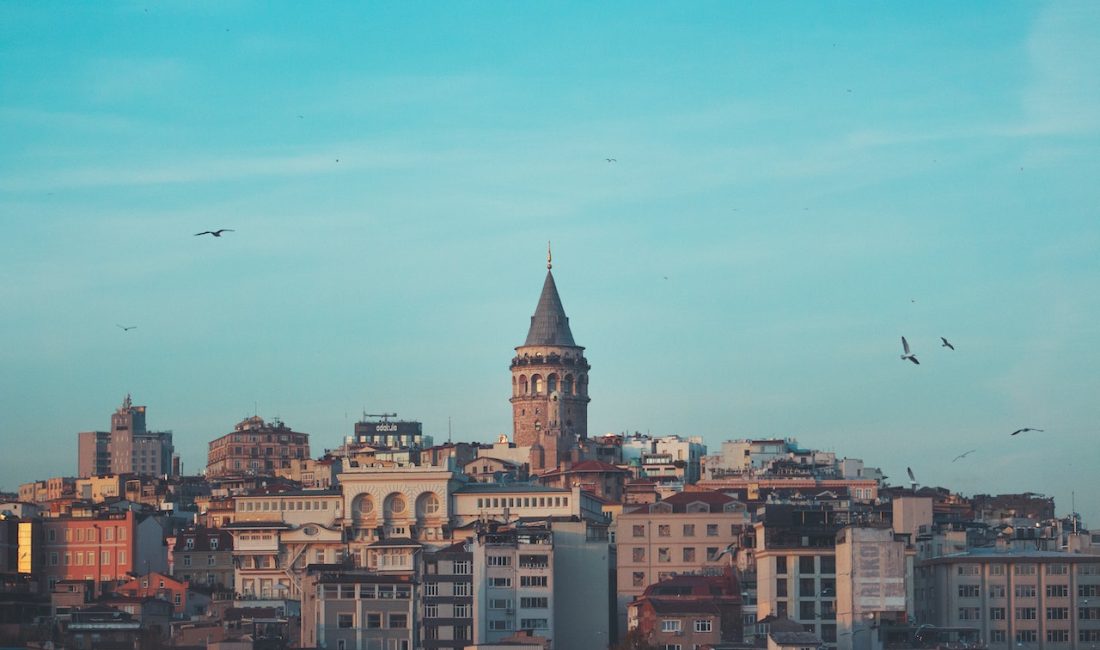 Galata kulesi yıllara meydan okumaya devam ediyor Ünlü dizi oyuncusu, sosyal medyada yarattığı etkileyici paylaşımıyla büyük bir