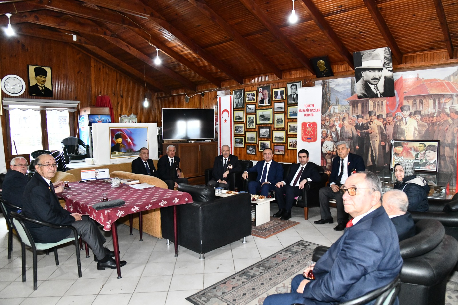 Vali Soytürk, Çorlu ilçesinde çeşitli dernekleri ziyaret ederek dernek yöneticileri