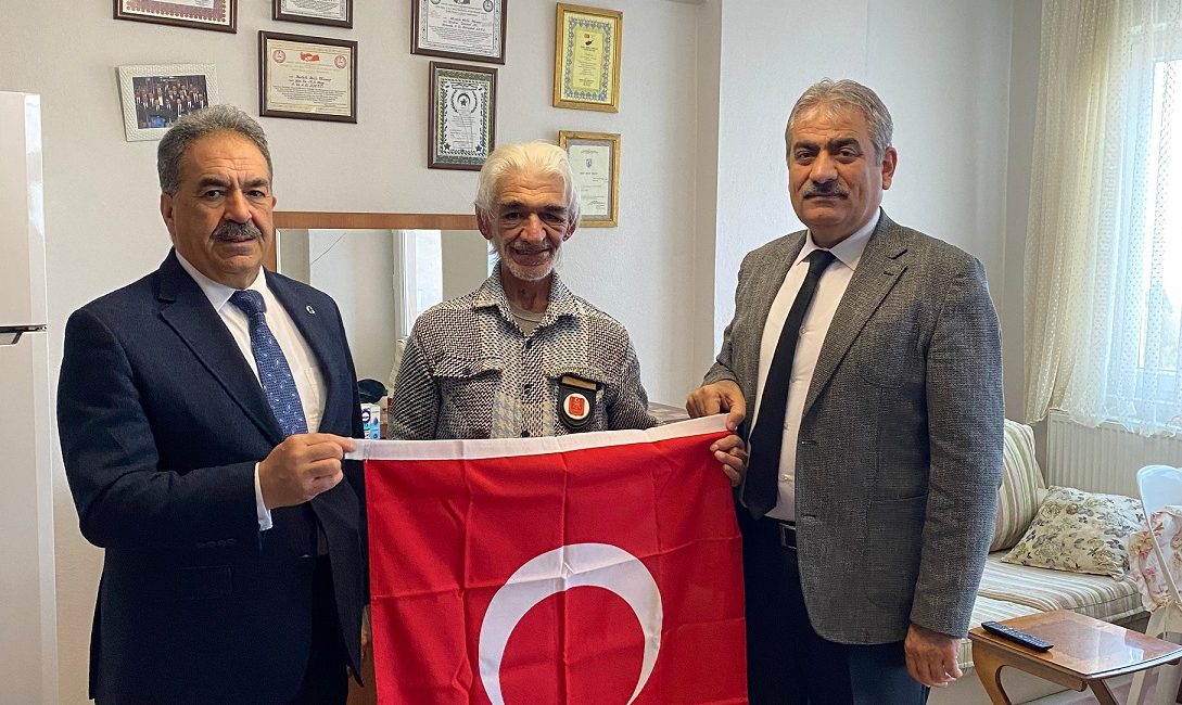 Kaymakam Güler’den gazilere ziyaret Kaymakam Güler, gazi Rüstem Altıparmak ve Mustafa Mutlu Okumuş'la bir