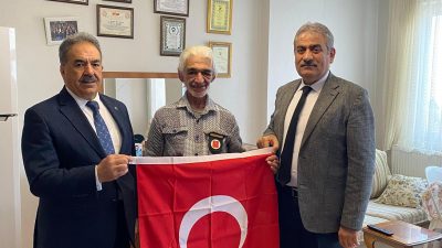Kaymakam Güler, gazi Rüstem Altıparmak ve Mustafa Mutlu Okumuş'la bir