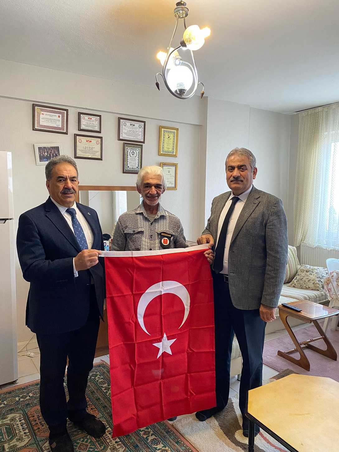 Kaymakam Güler, gazi Rüstem Altıparmak ve Mustafa Mutlu Okumuş'la bir