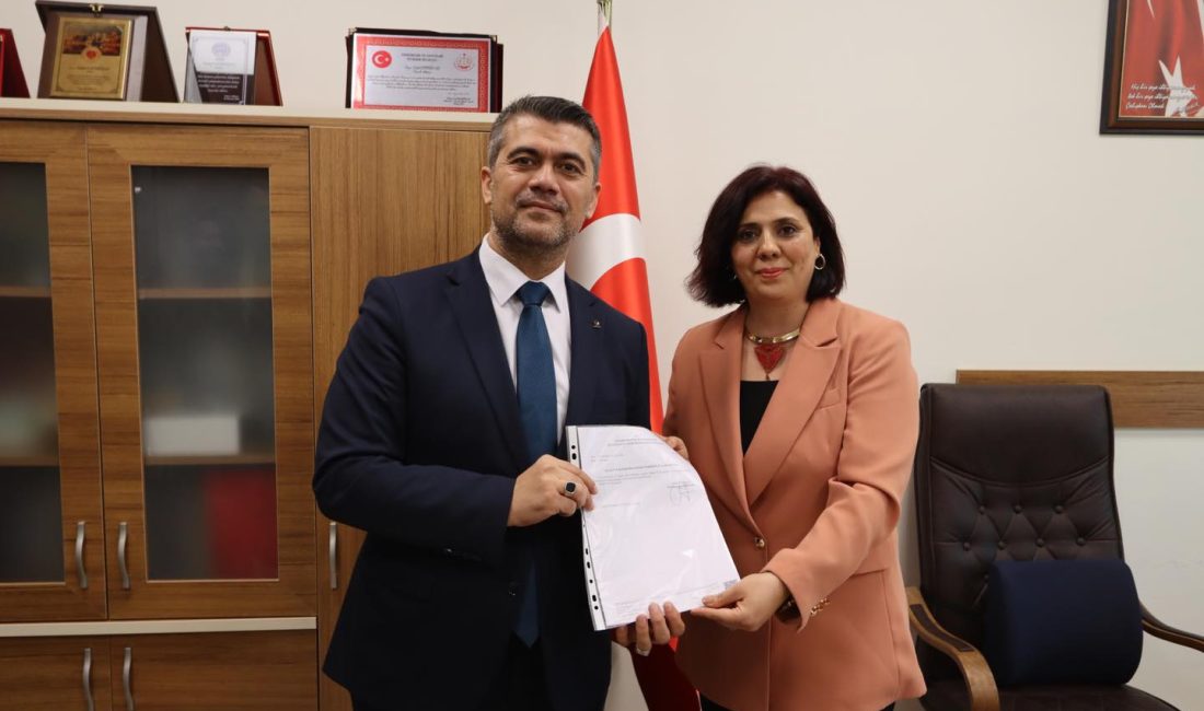 AK Parti Tekirdağ İl Başkanlığına seçilen Gümüş mazbatasını aldı AK Parti Tekirdağ 8. Olağan İl Kongresi’nde başkanlığa seçilen Ali Gümüş, mazbatasını aldı.