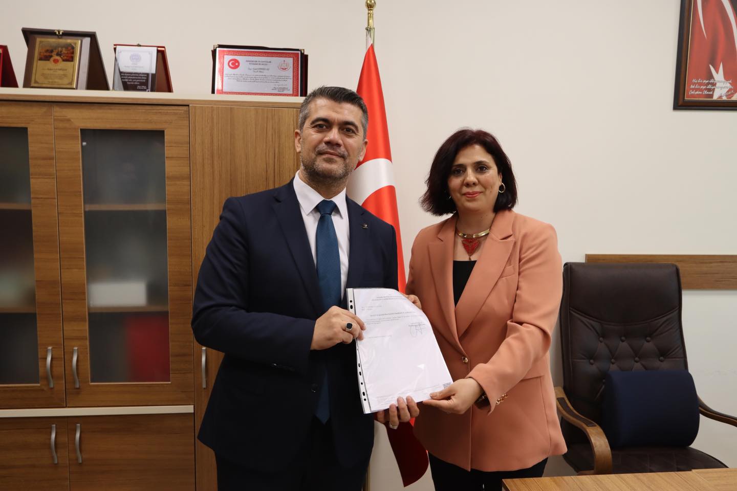 AK Parti Tekirdağ 8. Olağan İl Kongresi’nde başkanlığa seçilen Ali Gümüş, mazbatasını aldı.