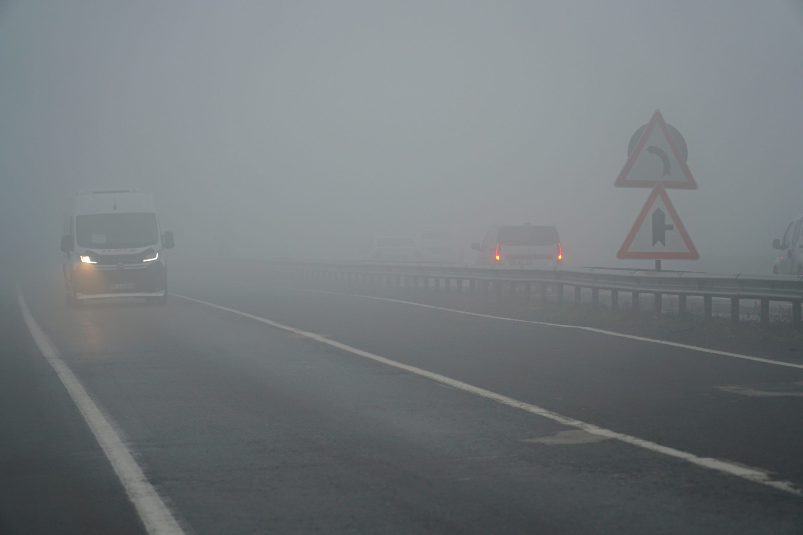 Sis Tekirdağ'da karayollarında ulaşımı olumsuz etkiledi.