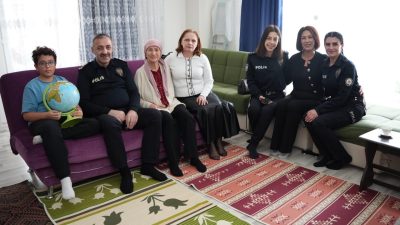 Turanlı, şehit ailelerini ziyaret ederek onlarla bir süre sohbet etti