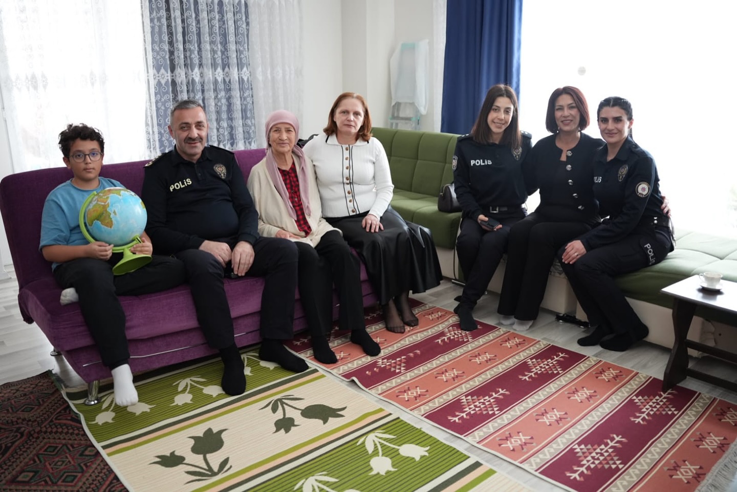 Turanlı, şehit ailelerini ziyaret ederek onlarla bir süre sohbet etti