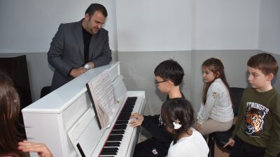 Nallar, konservatuvarda gitar, piyano, şan ve çalgı yapım gibi bölümlerde