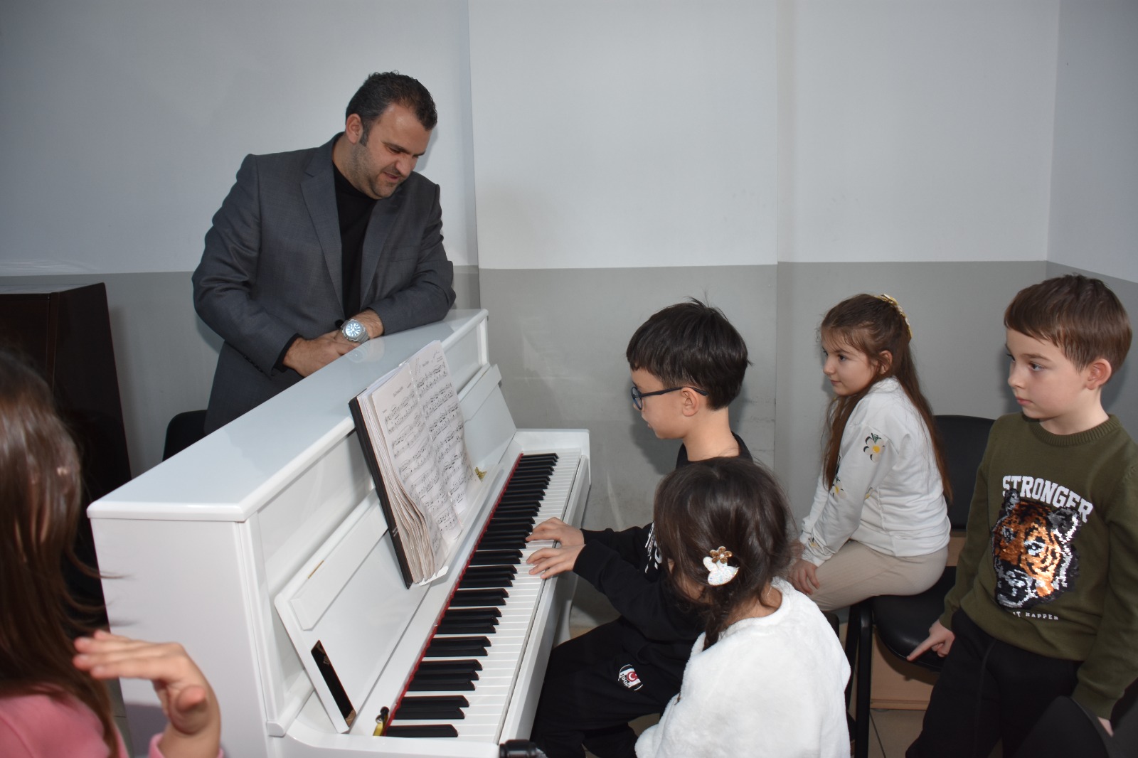 Nallar, konservatuvarda gitar, piyano, şan ve çalgı yapım gibi bölümlerde