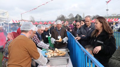 Trabzon’dan getirilen yaklaşık 5 ton hamsi ızgaralarda pişirilerek ikram edildi
