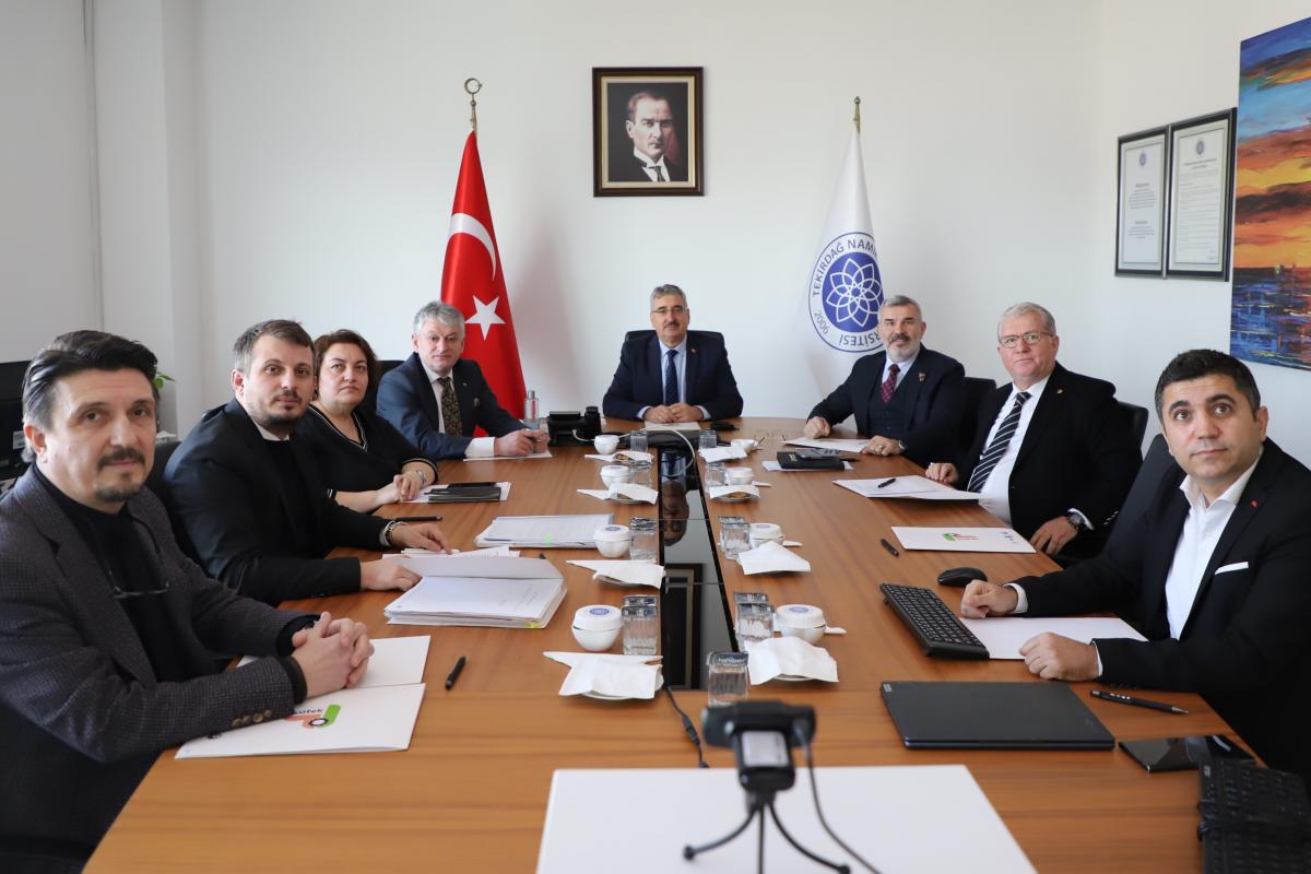 Toplantıda Teknopark'ın önümüzdeki dönemde yürüteceği faaliyetler hakkında bilgilendirmelerde bulunuldu