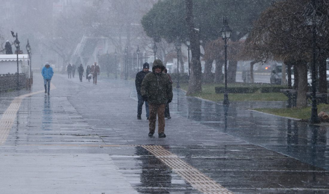 Meteoroloji Genel Müdürlüğü tarafından yapılan kar yağışı uyarıları sonrası, Tekirdağ’da kar yağışı başladı. Meteoroloji