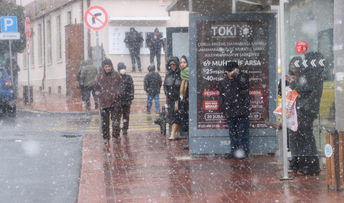 Tekirdağ’da kar yağışı aralıklarla etkisini sürdürüyor. Hava sıcaklığının 3 derece