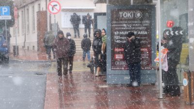 Tekirdağ’da kar yağışı aralıklarla etkisini sürdürüyor. Hava sıcaklığının 3 derece
