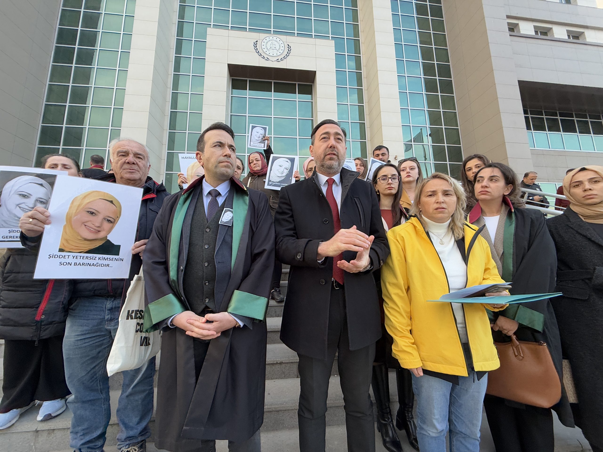 Mahkeme heyeti, sanığın tutukluluğunun devamına karar vererek duruşmayı 8 Mayıs'a