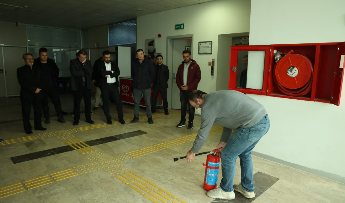 NKÜ’de Yangına Müdahale ve Yangın Söndürme Eğitimi Yangın tüplerinin çeşitleri ve kullanım şekilleri uygulamalı olarak gösterildi