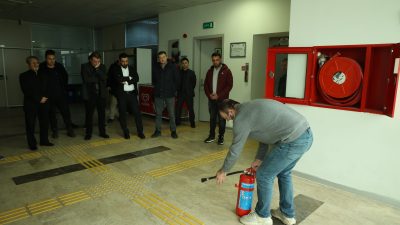 Yangın tüplerinin çeşitleri ve kullanım şekilleri uygulamalı olarak gösterildi 