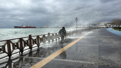Kentte 4 gün etkili olacak poyraz nedeniyle, gemiler Tekirdağ açıklarında demirledi