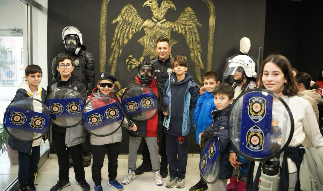 Tekirdağ’da ilkokul öğrencilerine polislik mesleği tanıtıldı Tekirdağ Emniyet Müdürlüğü ekipleri, ilkokul öğrencileriyle bir araya geldi. Tekirdağ