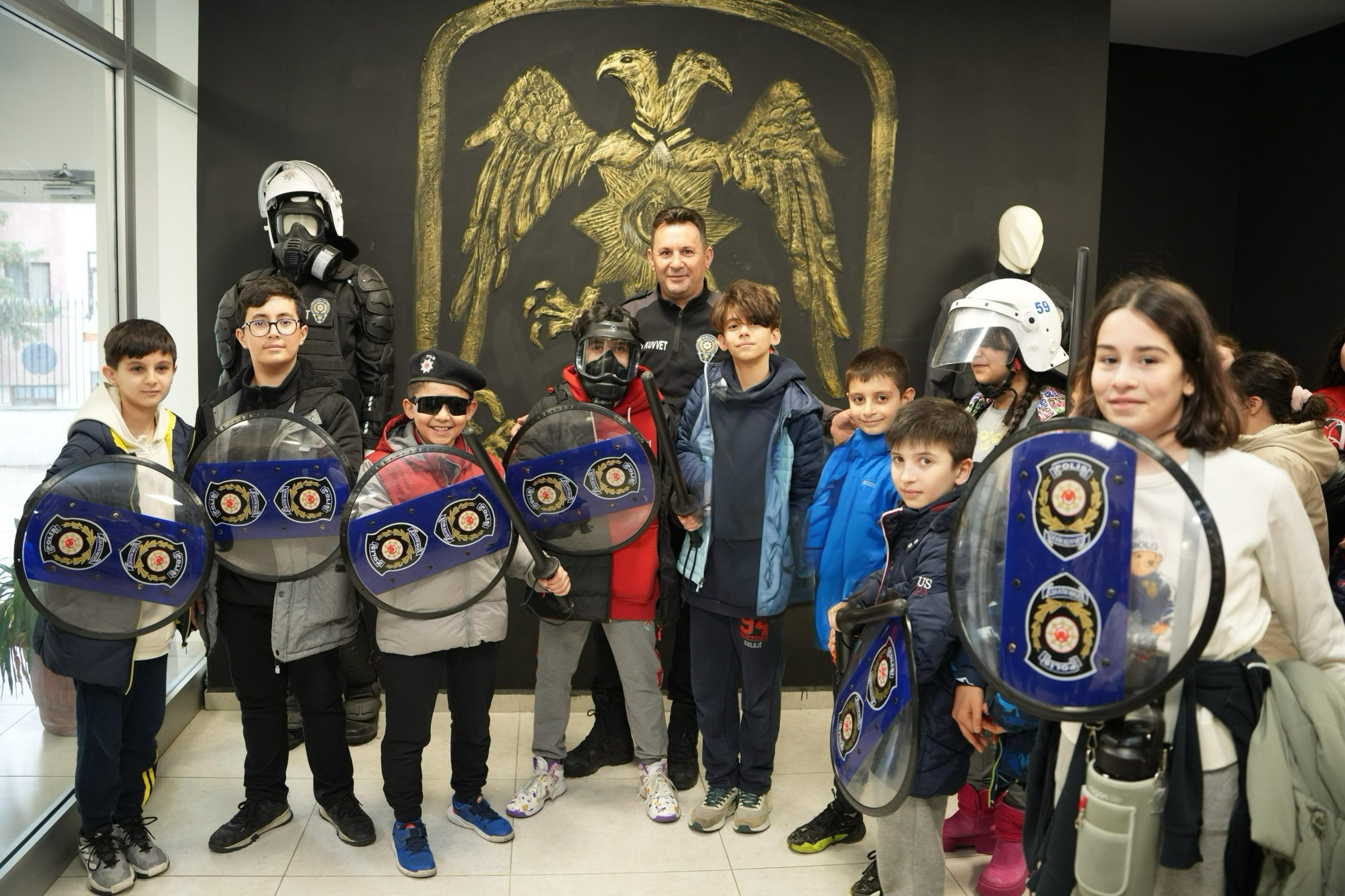 Tekirdağ Emniyet Müdürlüğü ekipleri, ilkokul öğrencileriyle bir araya geldi. Tekirdağ