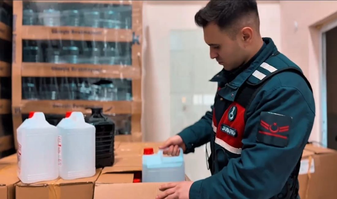 Tekirdağ’da Kaçak Etil Alkol Operasyonu Tekirdağ’ın Çorlu ilçesinde bir iş yerinde yapılan operasyonda, büyük miktarda