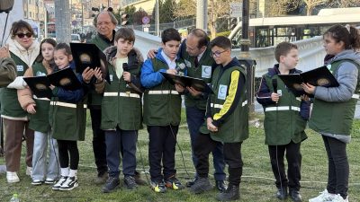 Koro üyeleri Yeşilay şarkılarının yanı sıra sevilen türküler ve Barış