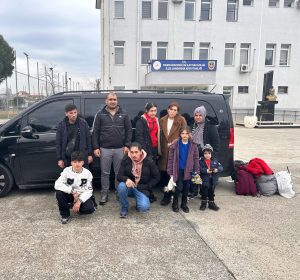 Yakalanan yabancı uyruklu şahıslar, işlemlerinin ardından İl Göç İdaresi’ne teslim