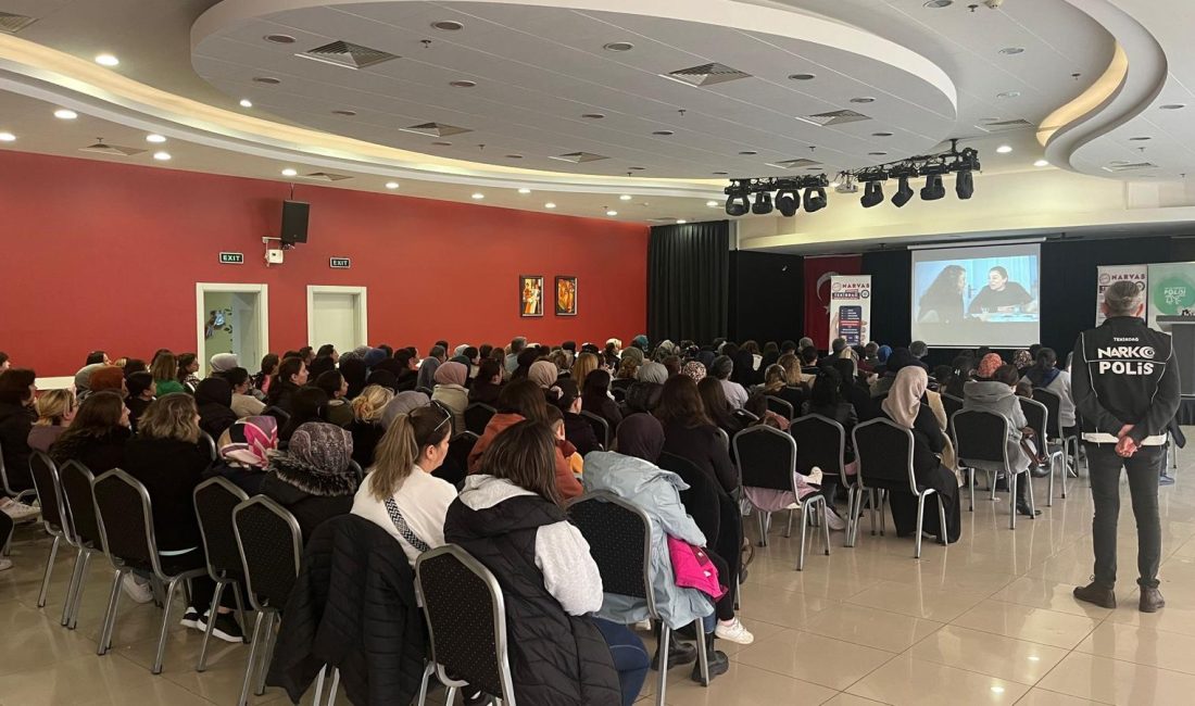 Tekirdağ’da polis ekiplerinin bilgilendirme çalışmaları sürüyor Tekirdağ Emniyet Müdürlüğü ekipleri uyuşturucuyla mücadele kapsamında farkındalık çalışmaları aralıksız devam