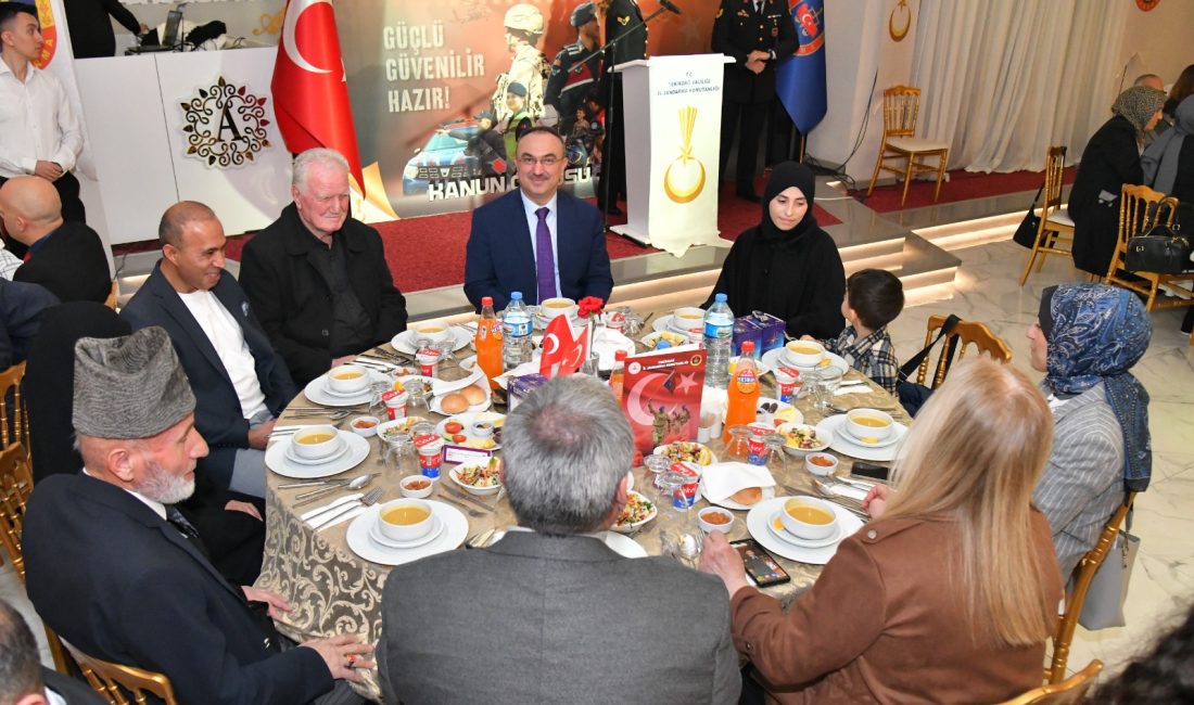 Vali Soytürk, şehit aileleri, gaziler ve jandarma personeliyle sohbet etti