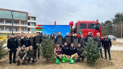 Öğrenciler ve katılımcılar fidan dikerek, doğaya katkıda bulunmanın önemine dikkat
