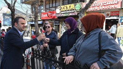 Süleymanpaşa Belediye Başkanı Volkan Nallar kadınlara çiçek vererek, 8 Mart