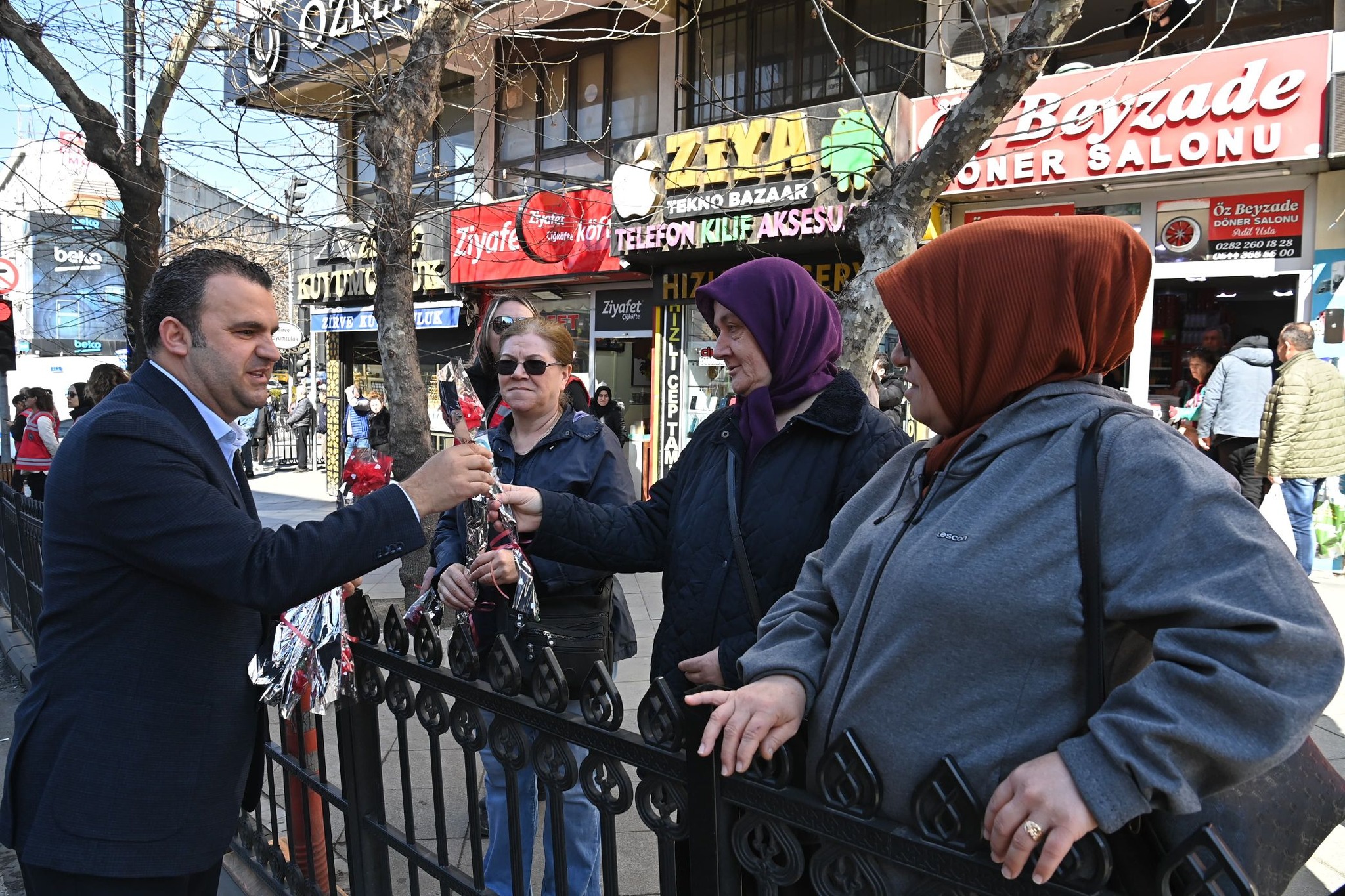 Süleymanpaşa Belediye Başkanı Volkan Nallar kadınlara çiçek vererek, 8 Mart