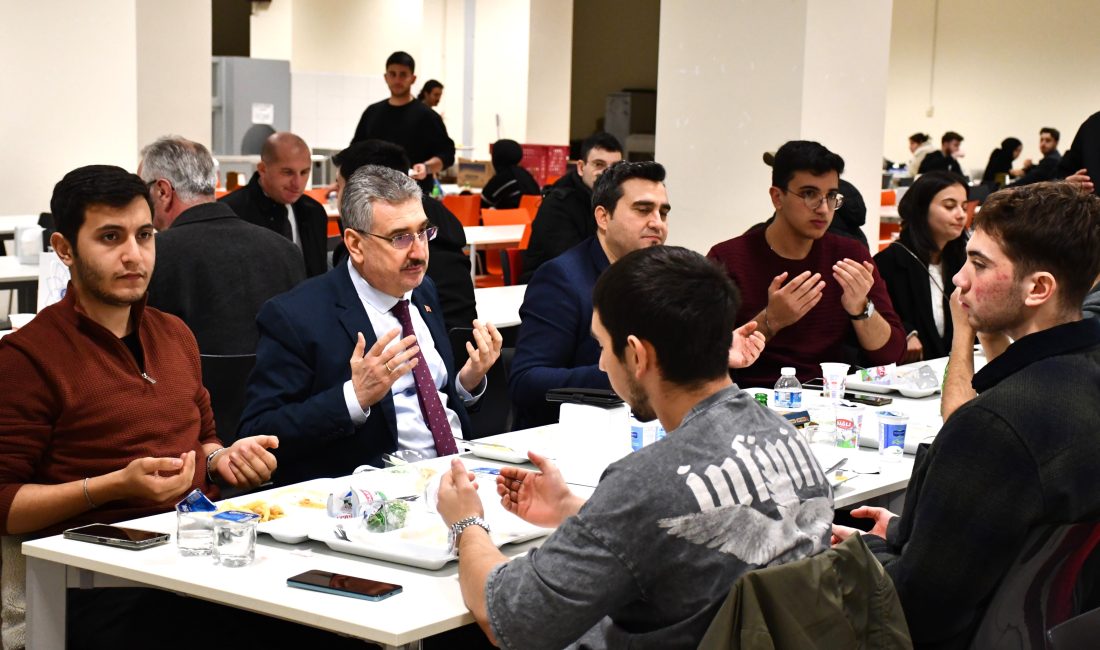 Tekirdağ NKÜ Rektörü Şahin Öğrencilerle İftar Yaptı Tekirdağ Namık Kemal Üniversitesi (NKÜ) Rektörü Prof. Dr. Mümin Şahin,