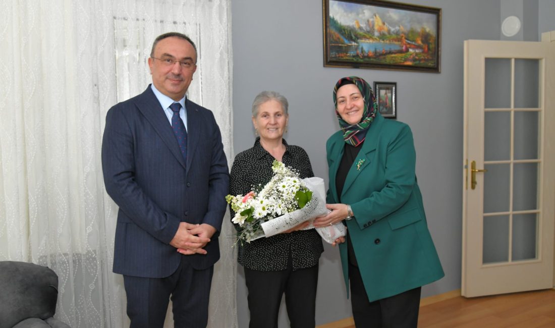 Vali Soytürk’ten Şehit Annesine Ziyaret Tekirdağ Valisi Recep Soytürk ve eşi Nurdan Soytürk, Kadınlar Günü’nde