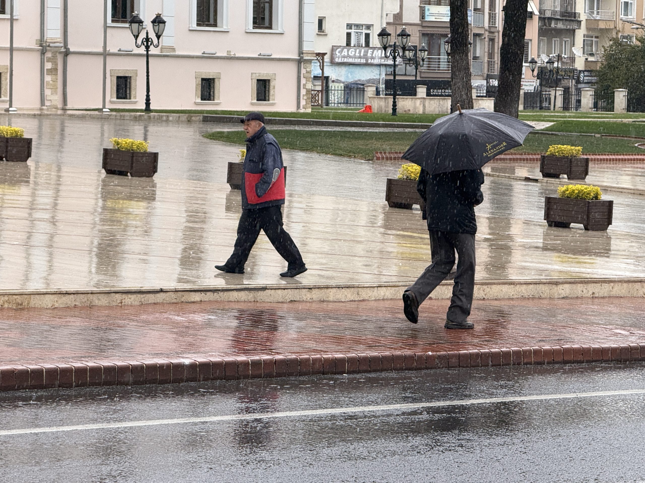 Tekirdağ’da etkili olmaya başlayan yağmur, gün boyunca devam edecek. Meteorolojik