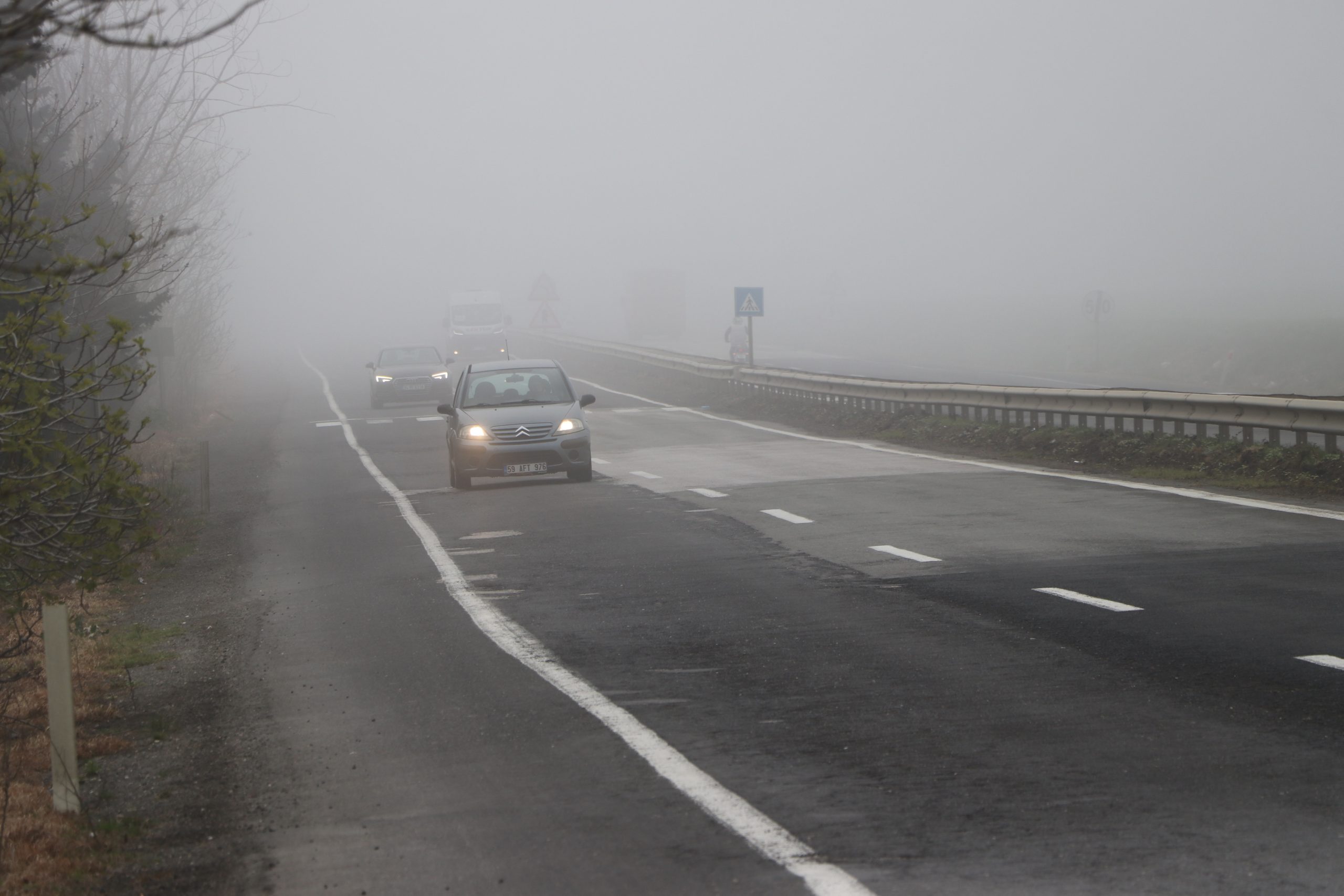 Tekirdağ’da gece saatlerinde başlayan sis, sabah saatlerinde etkisini artırarak kent