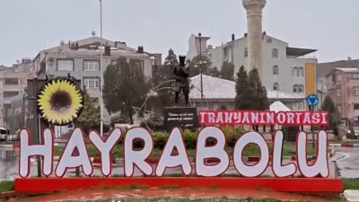 Tekirdağ’da kent merkezi ve yüksek kesimlerde kar yağışı etkisini gösteriyor.