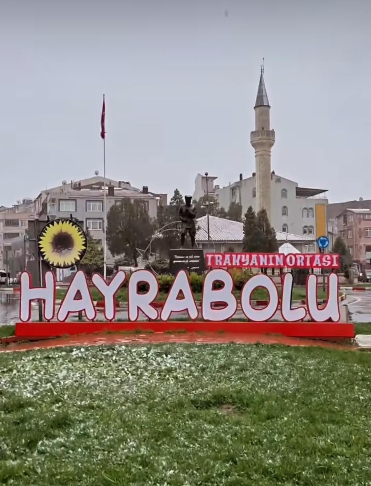 Tekirdağ’da kent merkezi ve yüksek kesimlerde kar yağışı etkisini gösteriyor.