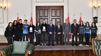 Liseliler Türkiye Finalleri’nde en prestijli ödül olan "Excellence/Mükemmellik" ödülünü kazandı