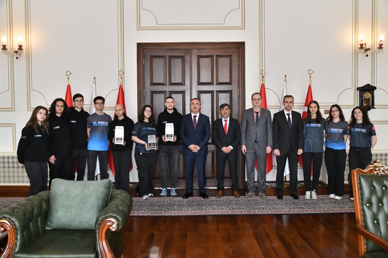 Liseliler Türkiye Finalleri’nde en prestijli ödül olan "Excellence/Mükemmellik" ödülünü kazandı