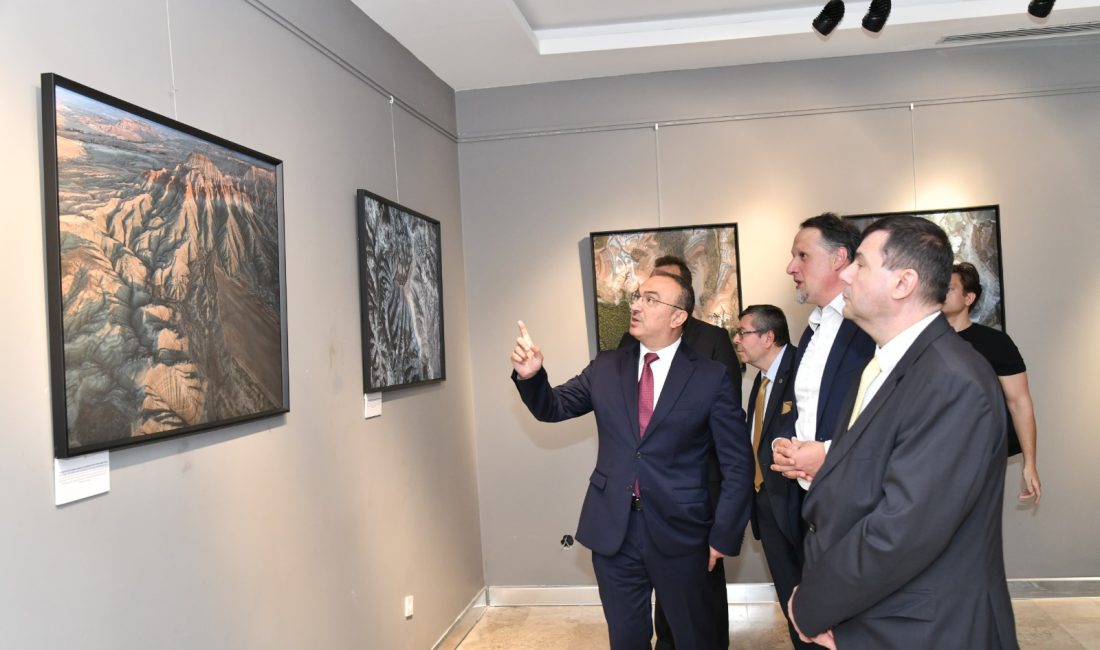 Tekirdağ’da Macar Sanatçı Milan Radisics’in “Ayak İzlerimiz” Sergisi Açıldı Tekirdağ’da Macar fotoğraf sanatçısı Milan Radisics’in “Ayak İzlerimiz – İnsanın
