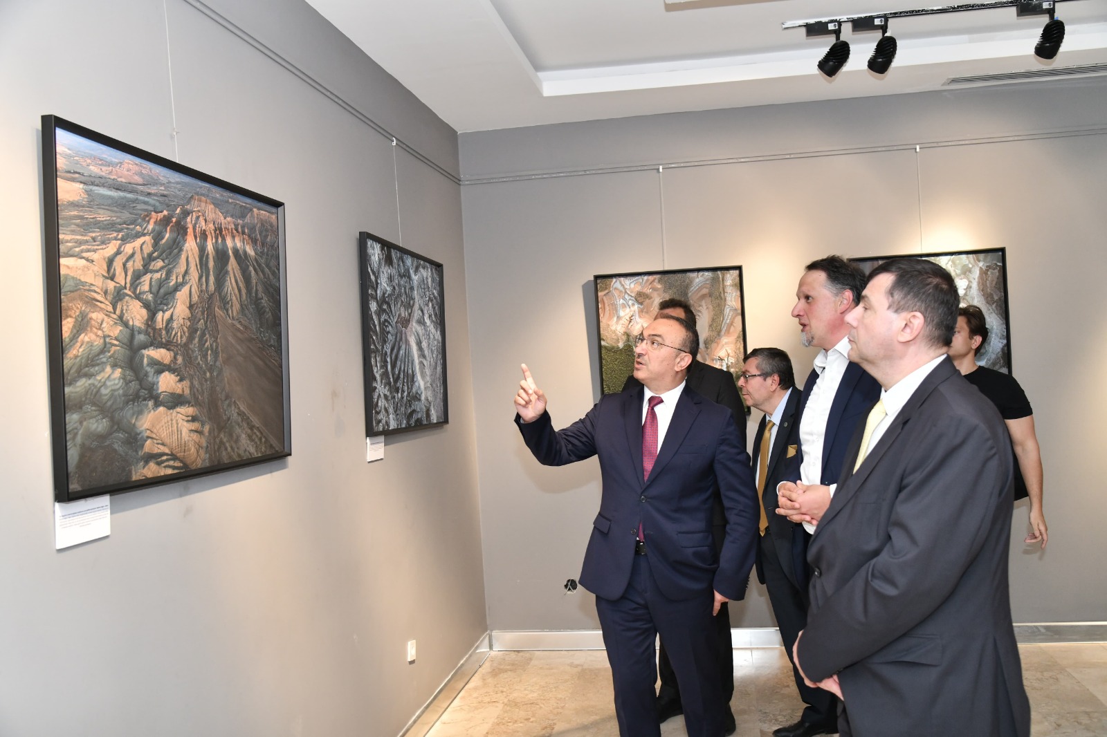 Tekirdağ’da Macar fotoğraf sanatçısı Milan Radisics’in “Ayak İzlerimiz – İnsanın