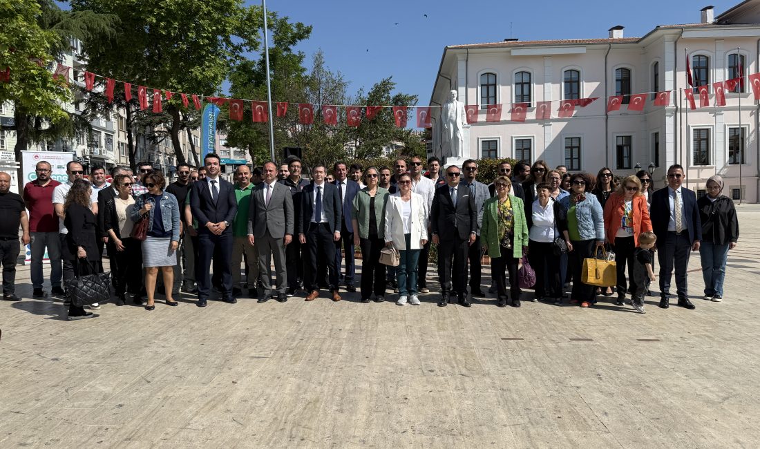 Tekirdağ’da Çevre Haftası, Valilik önünde düzenlenen çelenk sunma töreniyle başladı.