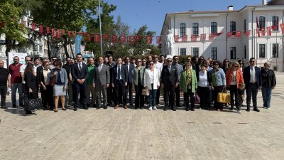 Tekirdağ’da Çevre Haftası, Valilik önünde düzenlenen çelenk sunma töreniyle başladı.