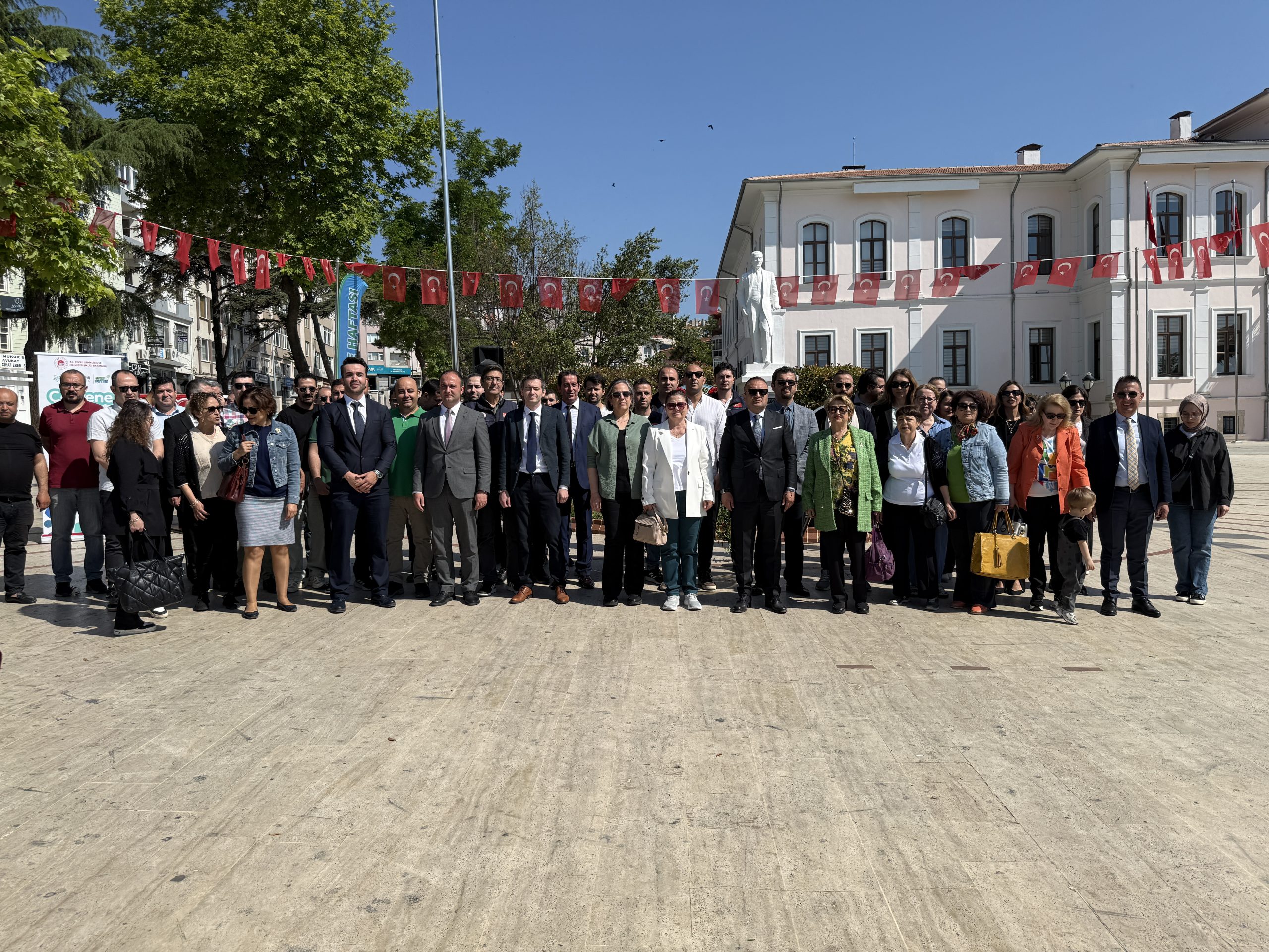 Tekirdağ’da Çevre Haftası, Valilik önünde düzenlenen çelenk sunma töreniyle başladı.