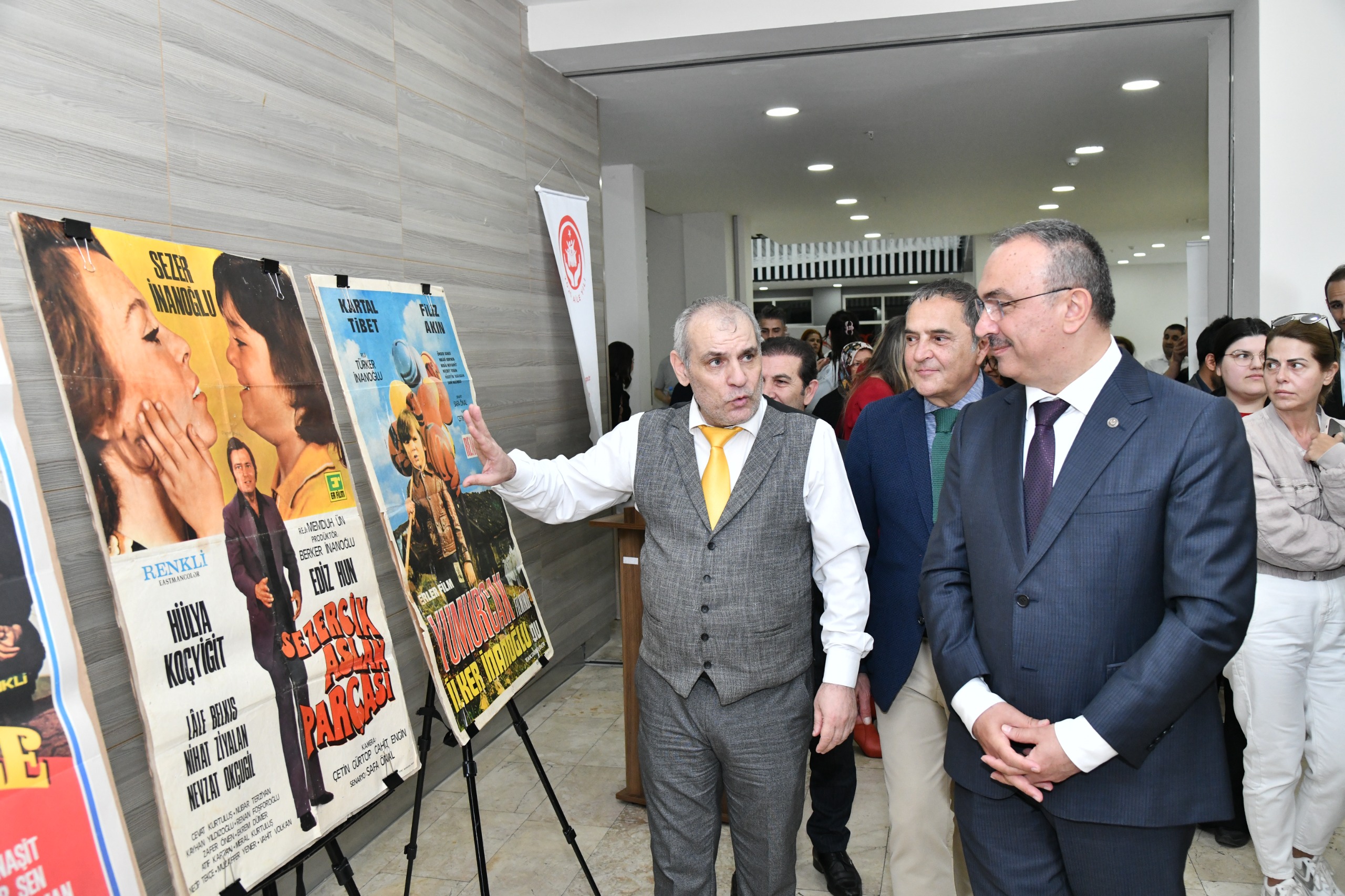 Tekirdağ’da, “Aile Filmi Afişleri” temalı özel bir sergi sanatseverlerle buluştu.