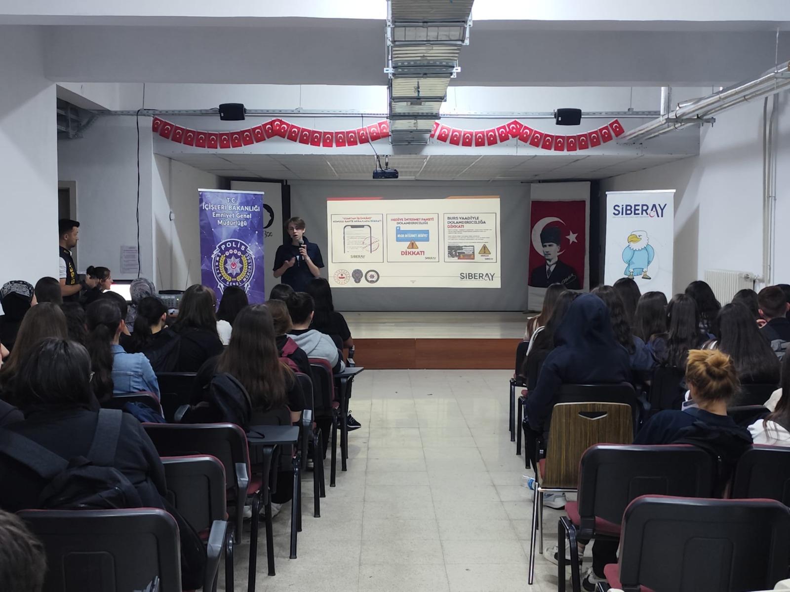Tekirdağ’da polis ekipleri, öğrencilere siber suçlarla ilgili farkındalık kazandırmak amacıyla