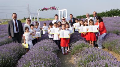 Öğrenciler mor renkli tarlada karne alarak farklı bir deneyim yaşama
