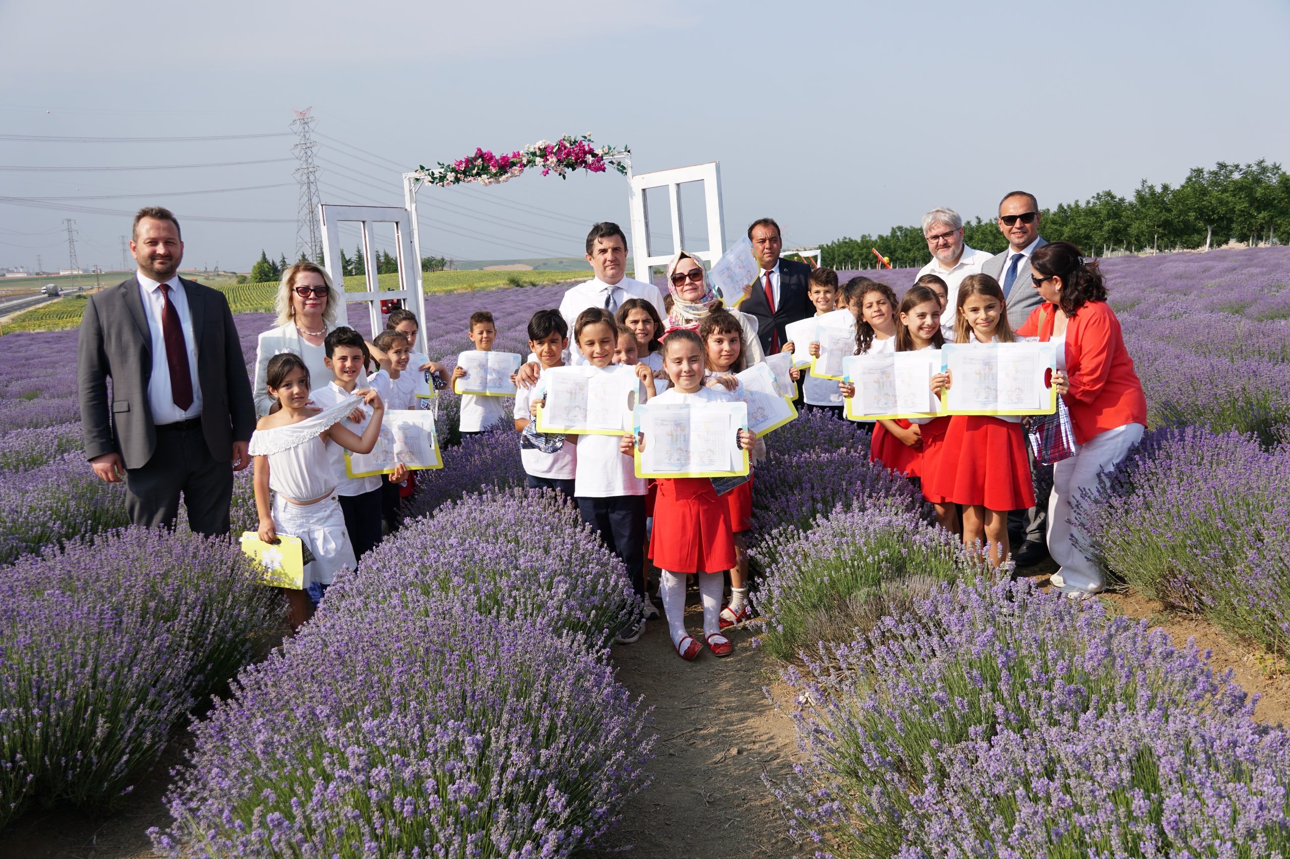 Öğrenciler mor renkli tarlada karne alarak farklı bir deneyim yaşama