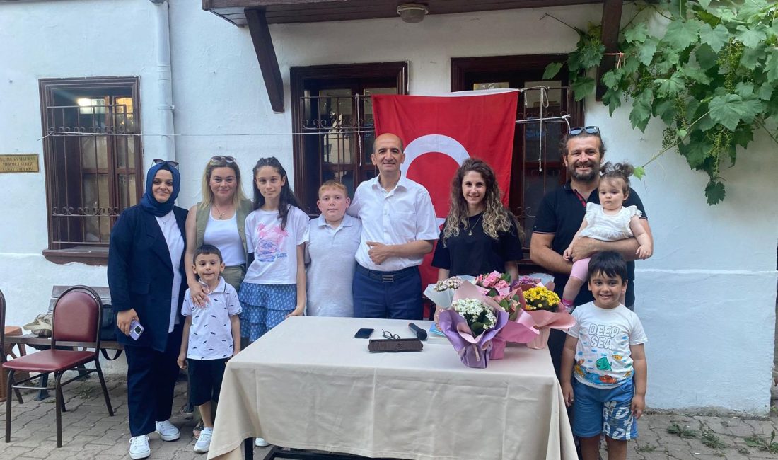 Eğitimci-Yazar Suat Aydın Okurlarıyla Buluştu Eğitimci-yazar Suat Aydın, yeni kitabı "Gizemli Yıldız" için imza günü