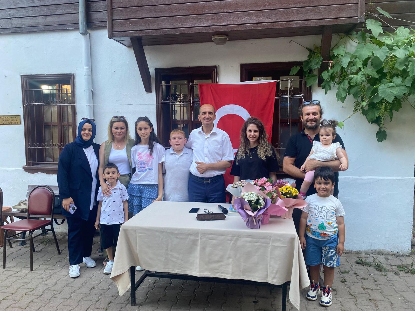 Eğitimci-yazar Suat Aydın, yeni kitabı "Gizemli Yıldız" için imza günü